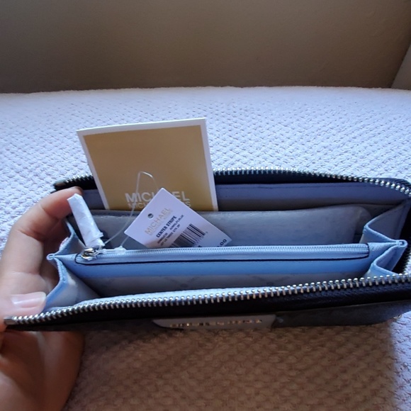 Michael Kors wallet - Picture 2 of 3